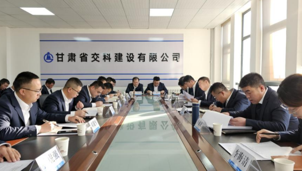 为全面总结年度各项工作，理清下阶段管理思路，加强工作标准化建设力度，近日，交科公司三公司召开2023年度工作总结会及“项目管理标准化”交流学习会。总结促提升聚力赴新程会上，各项目经理、科室负责人对履职