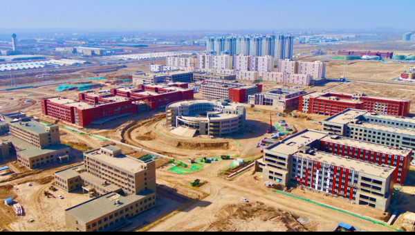 复工以来，兰州工业学院兰州新区新校区建设项目火力全开，走近各作业面，材料运输车辆来回穿梭、支沟作业现场轰鸣作响、体育场周边大型吊机往来运作、综合管廊内电焊火花飞扬……一派忙碌景象！据了解，项目部紧紧围