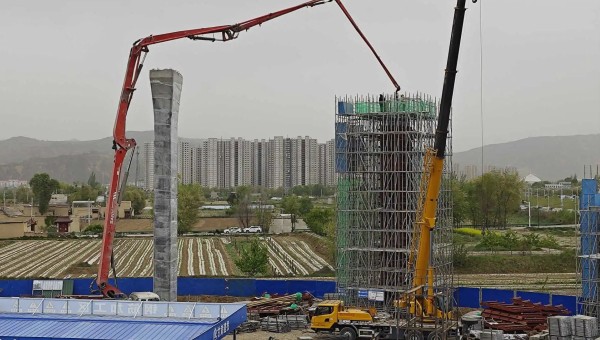在球王会平台四公司临夏市环城北路桥梁及附属工程（二期）项目现场，钢筋加工区火花飞扬、安装墩柱区一件件钢筋骨架安全运达、泵车将一方方混凝土输送至墩柱浇筑......现场一片繁忙景象。自四月复工以来