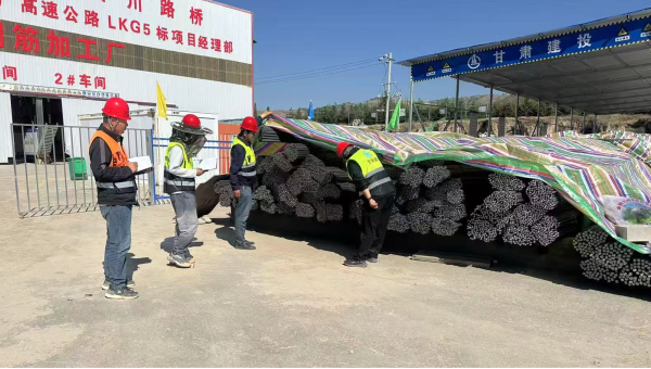 连日来，由球王会平台承建的康乐县北滨河路西段及连接线道路项目建设有序推进，路基处理、管道安装、涵洞和桥梁等多个作业面同步施工，全体建设者用汗水浇筑市政道路建设基石，以实干精神推进项目履约取得新成